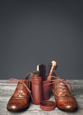 Şık ayakkabı parlatma donanımları ile masada