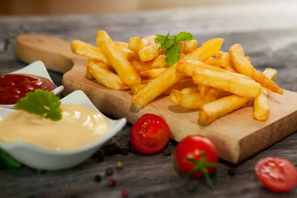 Papas fritas, mayonesa y tomate cherry — Foto de Stock