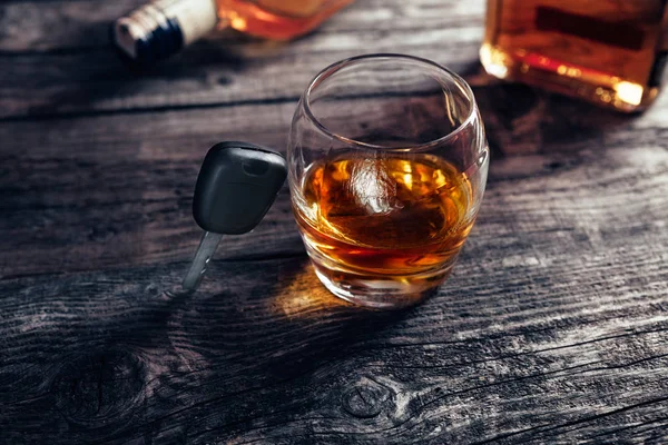 Llaves de coche en vidrio con whisky — Foto de Stock