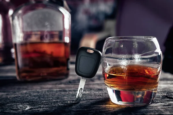 Chiavi dell'auto e bicchiere di bevanda alcolica — Foto Stock