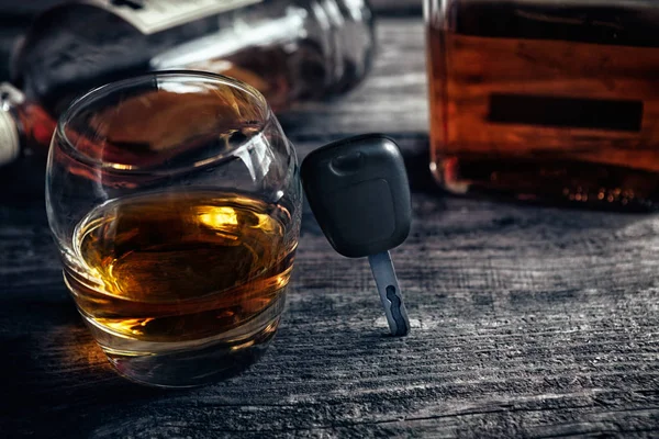 Autó autós kulcsok-ra üveg whisky — Stock Fotó