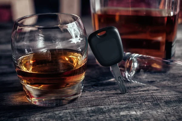 Alkohol ital, autós kulcsok és üres üveg — Stock Fotó