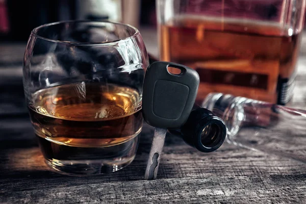 Cam ve araba anahtarları içine viski — Stok fotoğraf