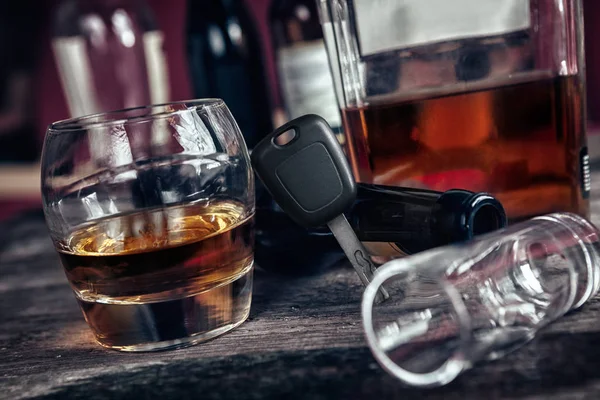 Car key set again glass of brandy — Stock Photo, Image