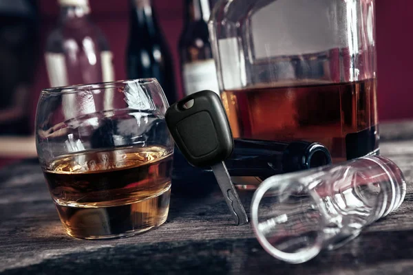 Autó kulcs készlet újra üveg whisky — Stock Fotó