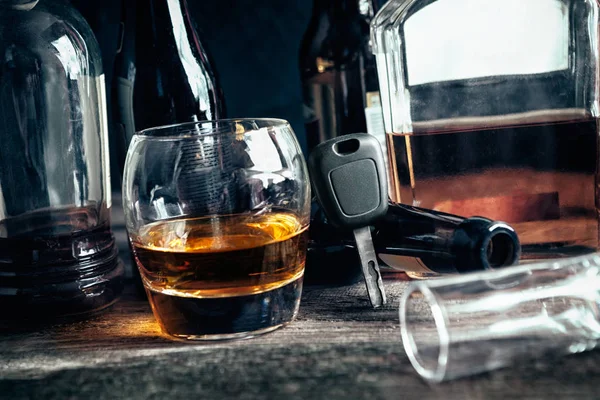 Autós kulcsok üres üveg és üveg alkohol ital, meghajtó und — Stock Fotó