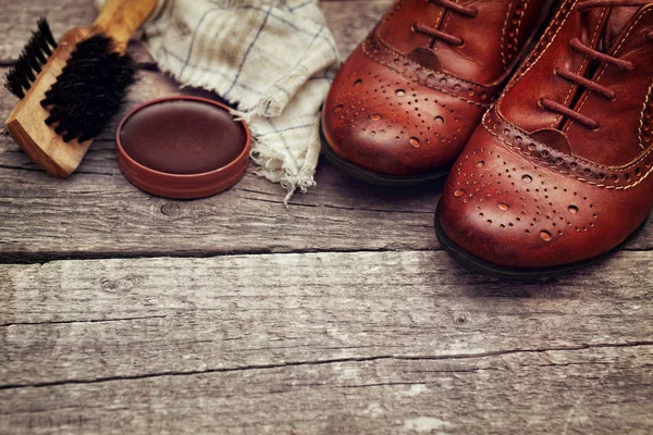 Zapatos con accesorios de pulido — Foto de Stock