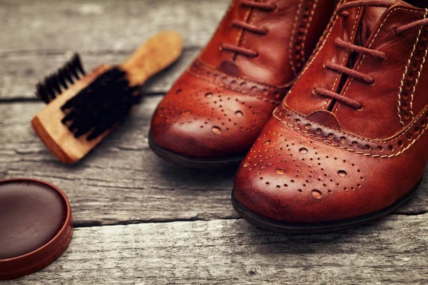 Zapatos con pincel y crema de esmalte — Foto de Stock