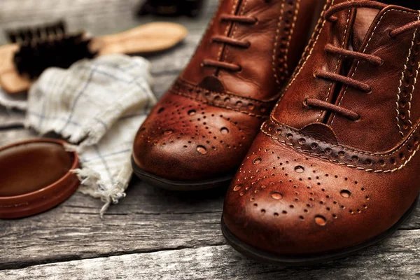 Zarif deri ayakkabı ve Lehçe aksesuarları