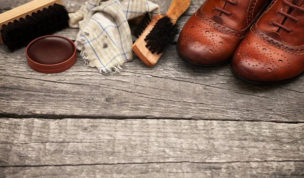 Ayakkabı parlatma donanımları ile masada