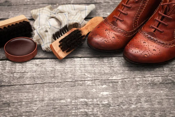 Lederen schoenen met het polijsten van apparatuur — Stockfoto