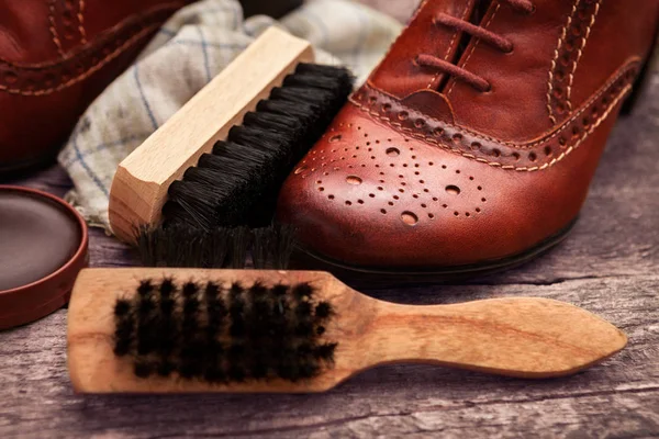 Fırçalar ve parlatma için balmumu ile ayakkabı