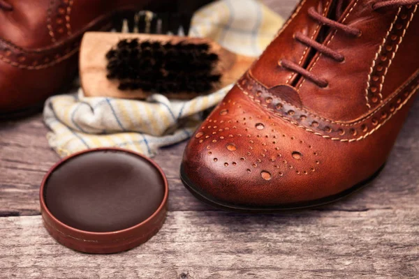 Schuhe und Lackcreme — Stockfoto