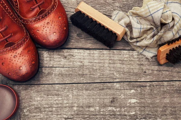 Lehçe krem ve fırça ayakkabı için