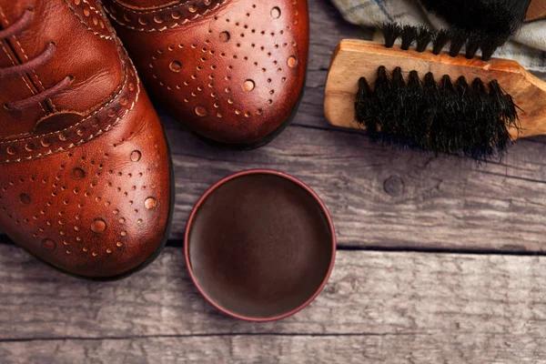 Cepillo y cera para pulir zapatos — Foto de Stock