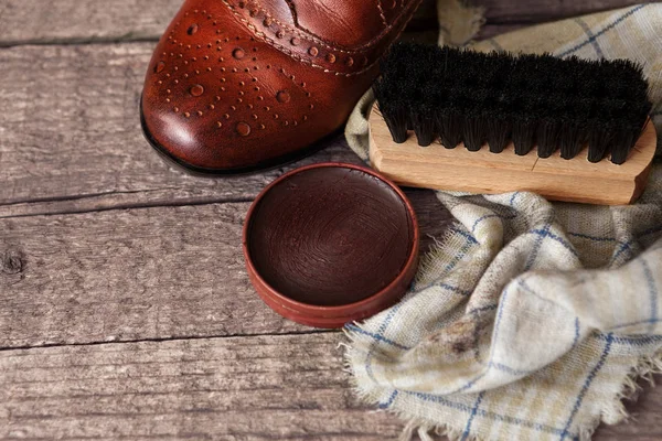 Тканина, віск і пензлі для полірування взуття — стокове фото