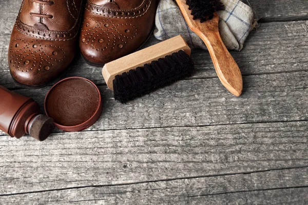 Çift ayakkabı ayakkabı bakım seti ile