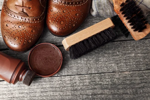 Krem deri ayakkabı ile tabloda Lehçe