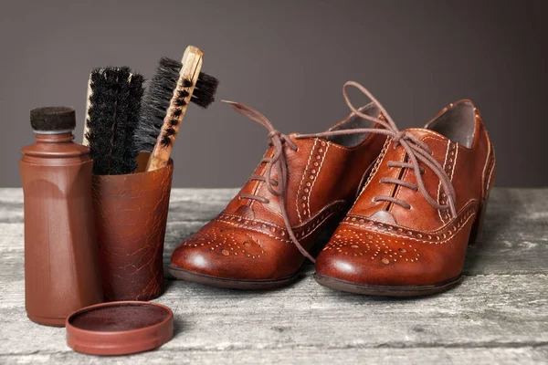 Zarif kahverengi Ayakkabı ve Ayakkabı temizleme seti