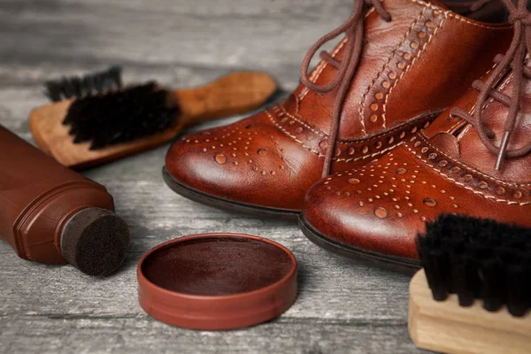 Fırça, krem ve kahverengi ayakkabı Lehçe