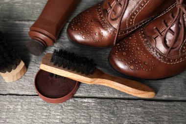 Krem ve fırçalar ile şık ayakkabı Lehçe