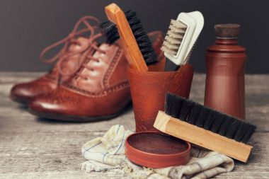 Lehçe krem ve ayakkabılar için fırçalar