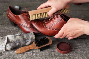 Shoemaker fırça ile şık ayakkabı Temizleme