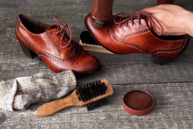 Shoemaker uygulanan Ayakkabı Parlatıcı üzerinde ayakkabı