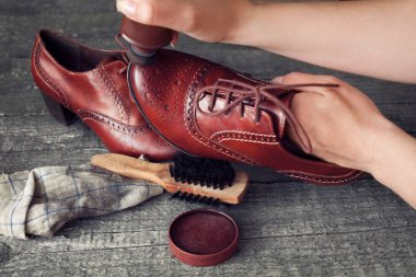 Ayakkabı Parlatıcı ayakkabı üzerinde uygulama ayakkabıcı