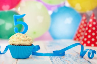 Bir mum ve kurdele ile cupcake