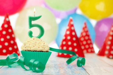 Mum ve kurdele ile süslenmiş cupcake