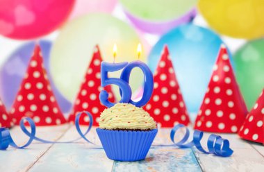 Doğum günü partisi için mum ile doğum günü kek