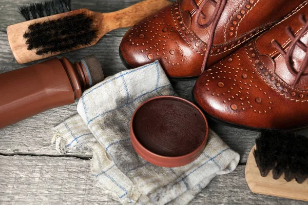 Parlak ayakkabı ile kumaş üzerine Lehçe krem