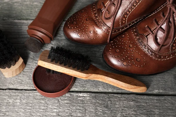 Krem ve fırçalar ile şık ayakkabı Lehçe