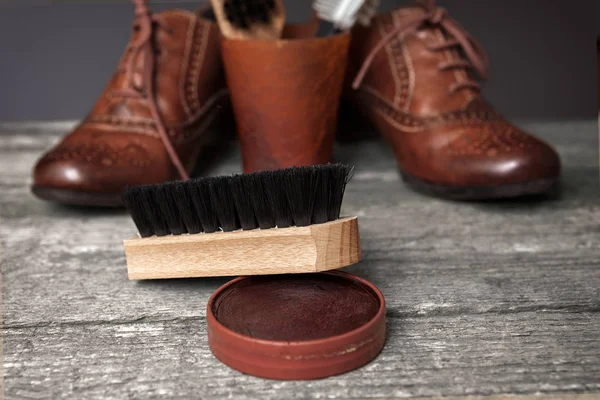 Brosse de nettoyage, crème polie et chaussures marron — Photo