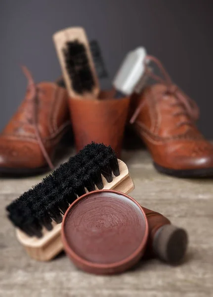 Shoe care, krem i szczotka do czyszczenia — Zdjęcie stockowe