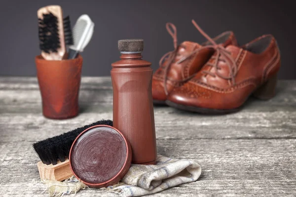 Kahverengi boyacı ve ayakkabılar için fırça korur