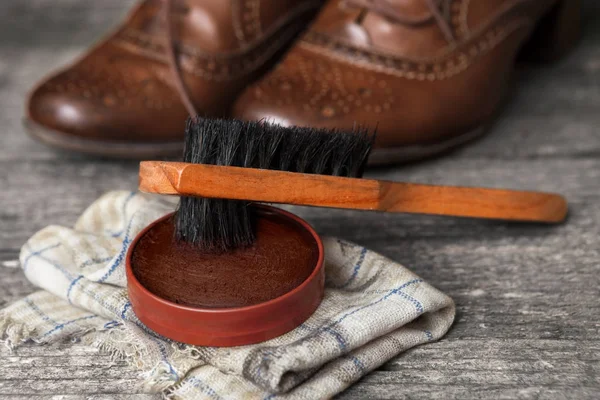 Scarpe marroni con pennello e crema lucida — Foto Stock