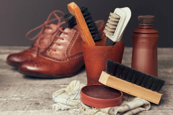 Crema polaca y cepillos para zapatos — Foto de Stock