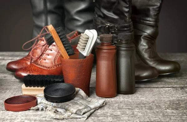 Abrillantador de zapatos, cepillos para botas y zapatos — Foto de Stock