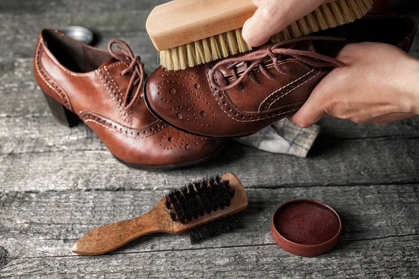 Arbeiter putzt Schuh mit Bürste — Stockfoto