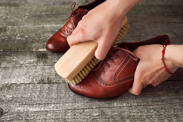 Zapato pulidor de zapatos zapato polaco con cepillo — Foto de Stock