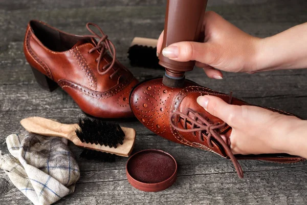 Zapato de pulido Cobbler con lustrador de zapatos —  Fotos de Stock