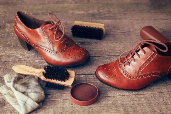 Brązowe buty na powierzchni drewnianych — Zdjęcie stockowe