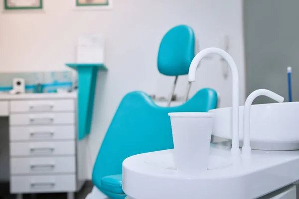Zubní křeslo v klinice — Stock fotografie