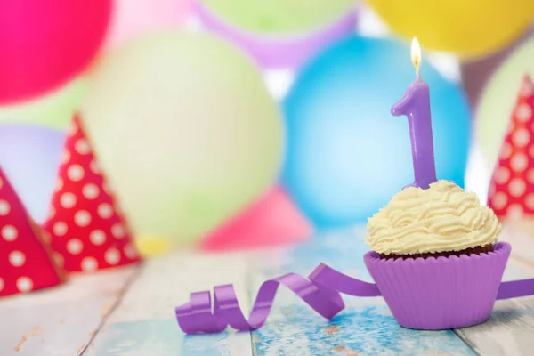 Cupcake con vela de cumpleaños — Foto de Stock