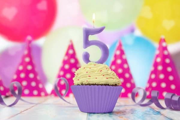 Vela de cumpleaños en forma de número en magdalena — Foto de Stock