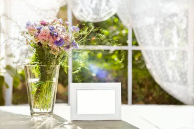 Beyaz bir çerçeve mockup çiçekli