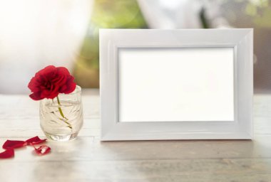 Boş çerçeve mockup gül desenli cam