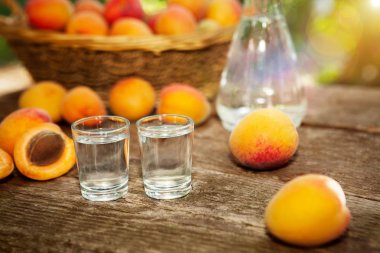 Bardak meyveli brendi ve kayısı